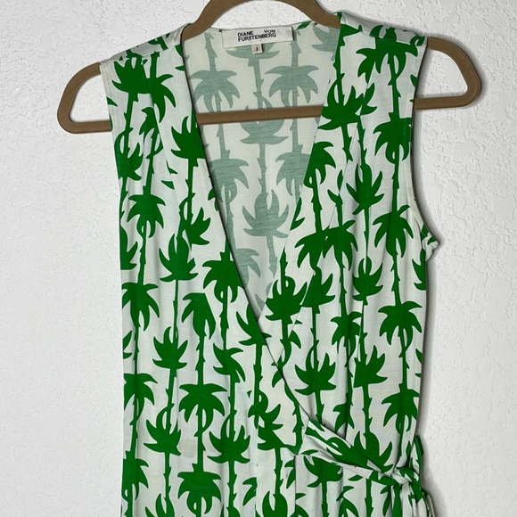 Diane Von Furstenberg 100% Silk Sleeveless Wrap Dress Size 2 Green Cream Printed - Picture 3 of 12
